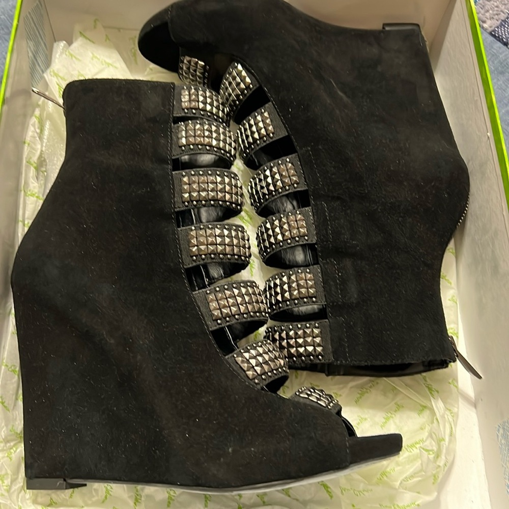 Sam Edelman Size 9.5 Torin Zippered Wedges